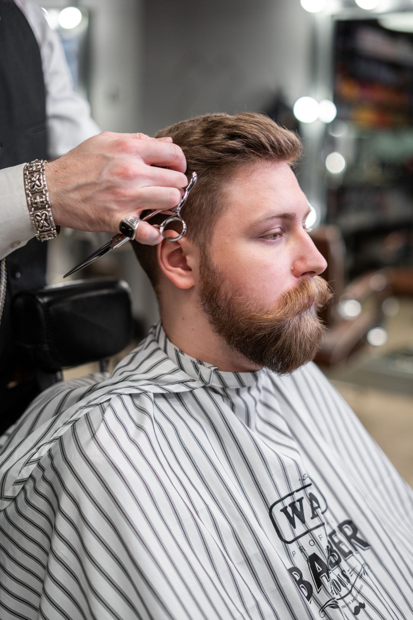 Coiffeur en plein travail dans son salon